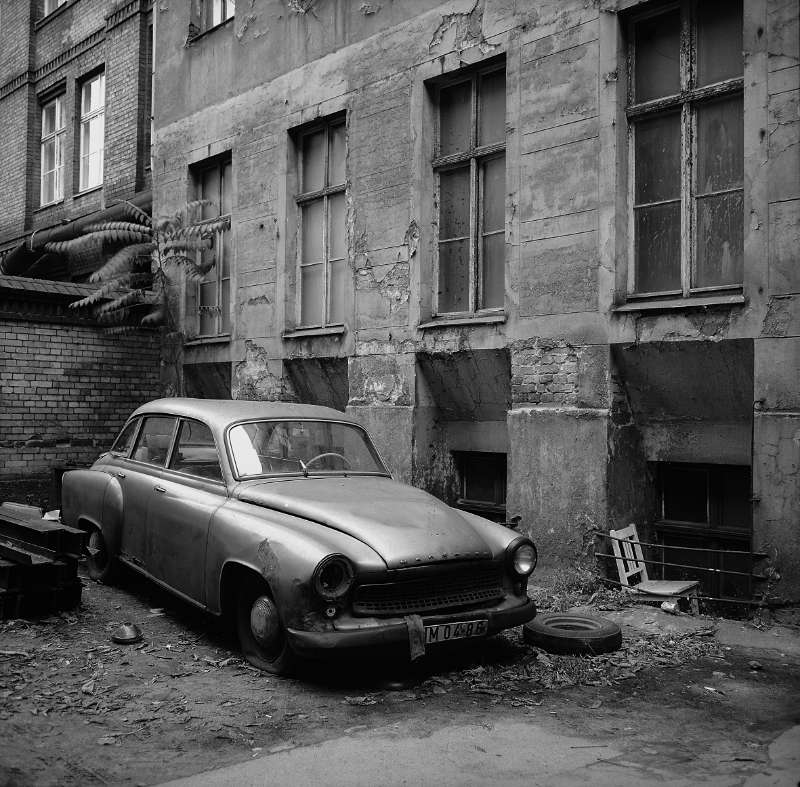 Autowrack im Hinterhof Prenzlauer Berg