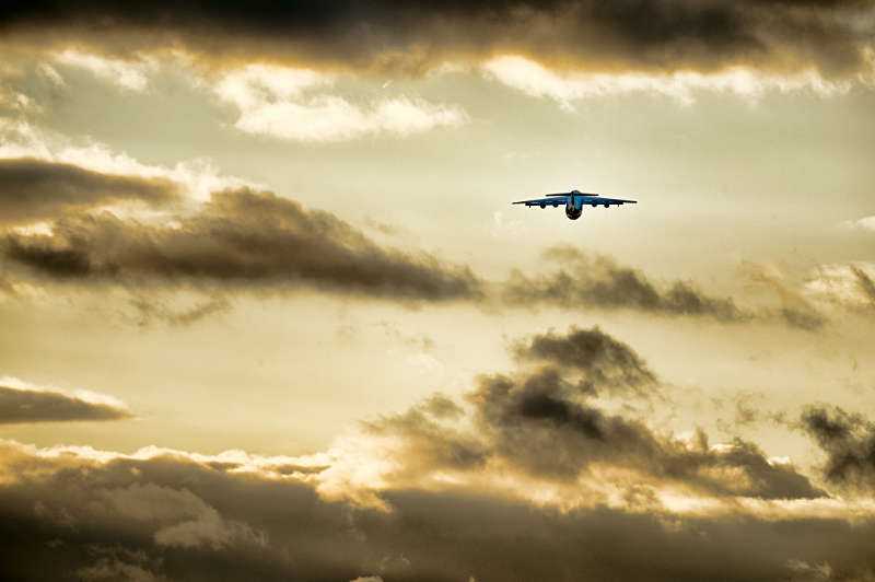 Flugzeug startet in den Abendhimmel