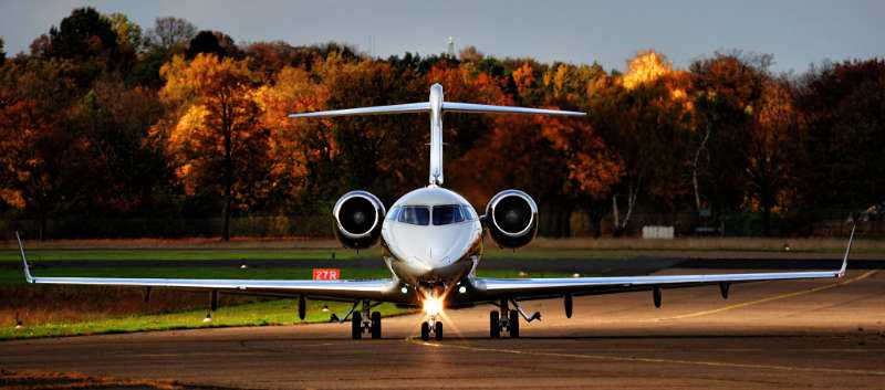 Flugzeug wartet auf Startfreigabe in Berlin-Tempelhof