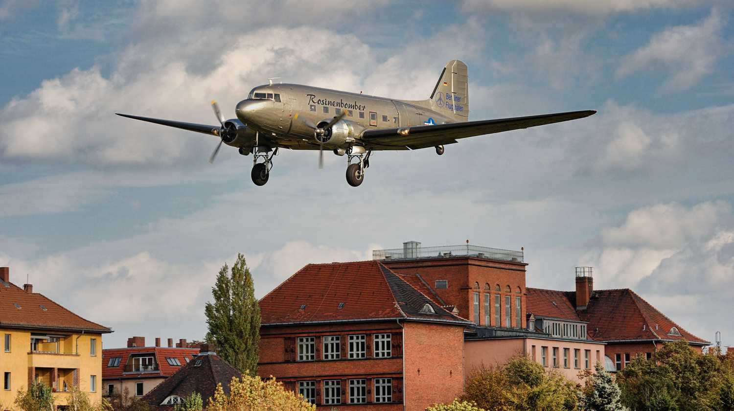 Rosinenbomber landet in Berlin Tempelhof