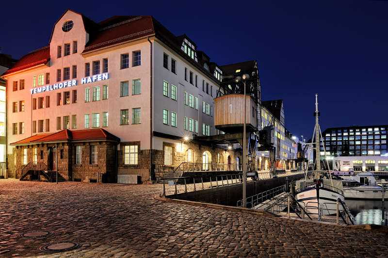 Tempelhofer Hafen bei Nacht