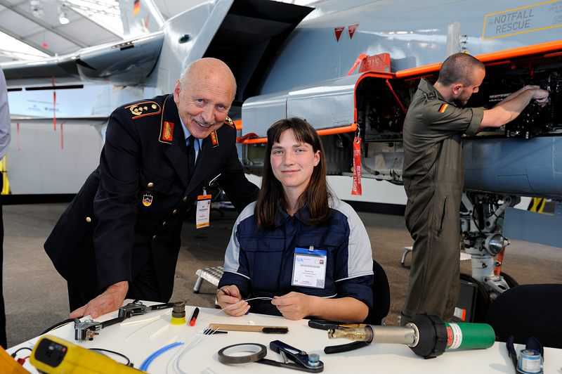 Generalleutnant Wolfgang Born besucht ILA-Stand